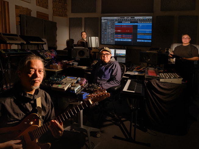 四位音乐人在工作室中，从左至右分别为：汪文伟（左前方）、芦启明（左后方）、王璐（中间）、阮祥博（最右）。