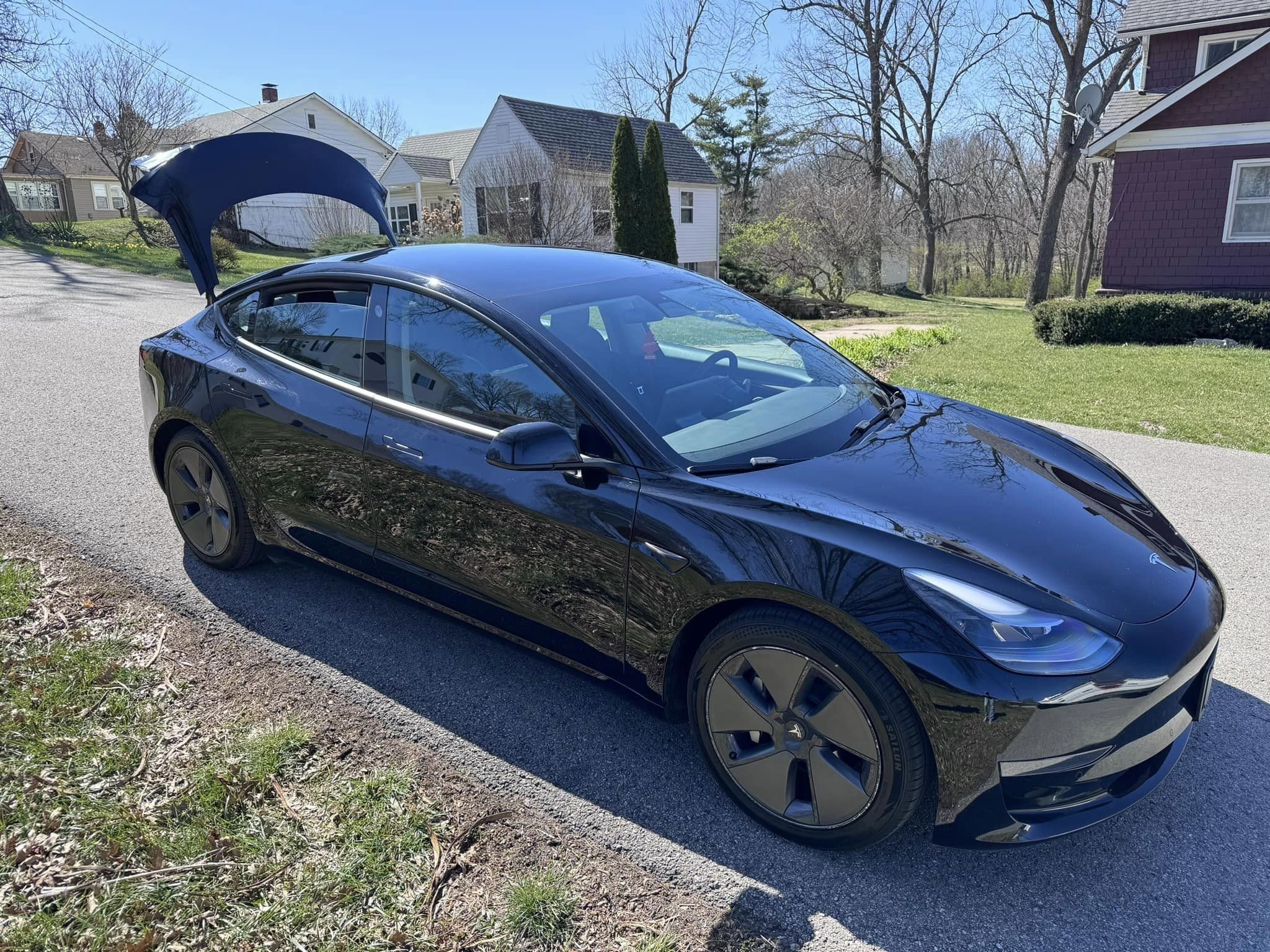 韩国近 4500 辆特斯拉 Model 3 / Y 曝出电池问题,超 1.4 万人请愿召回