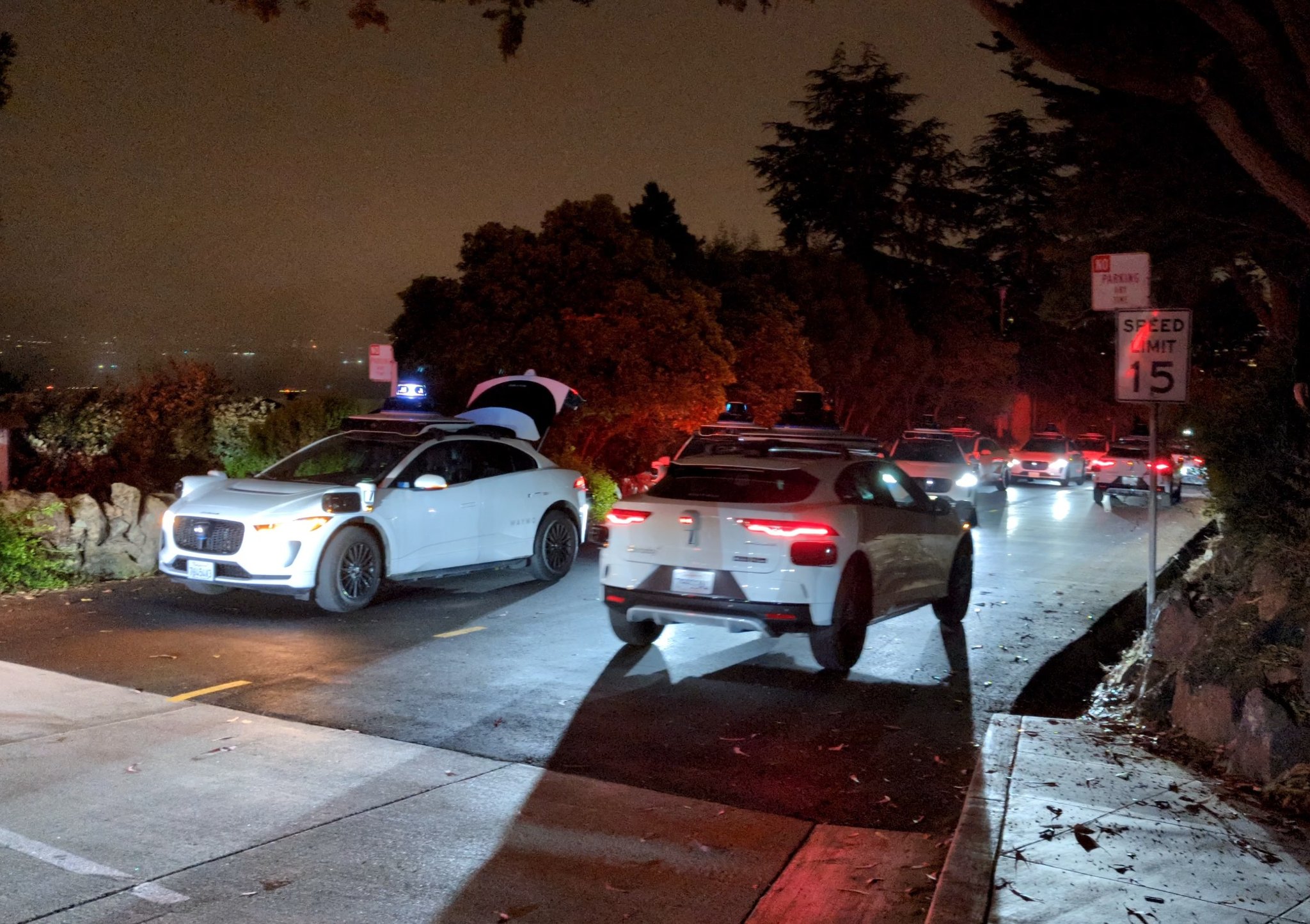 50 辆无人车堵死一条街:旧金山上演 Waymo 版 “DDoS 攻击”