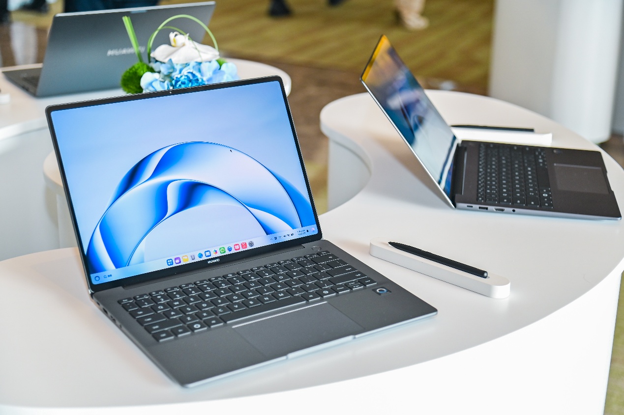 新一代鸿蒙电脑发布:全链路自主可控构筑安全办公底座 桌子上放着笔记本电脑AI 生成的内容可能不正确。