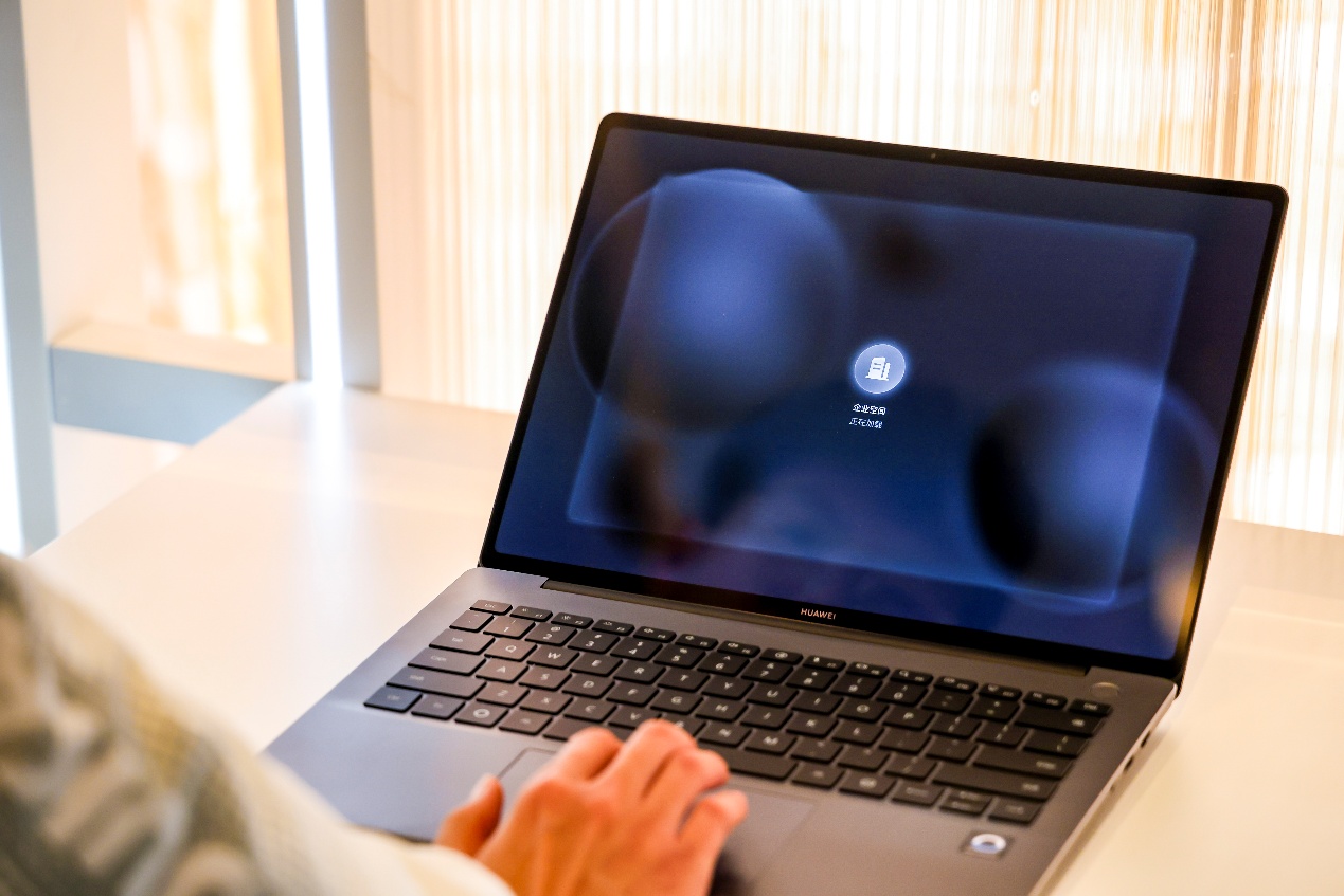 新一代鸿蒙电脑发布:全链路自主可控构筑安全办公底座 打开的笔记本电脑AI 生成的内容可能不正确。