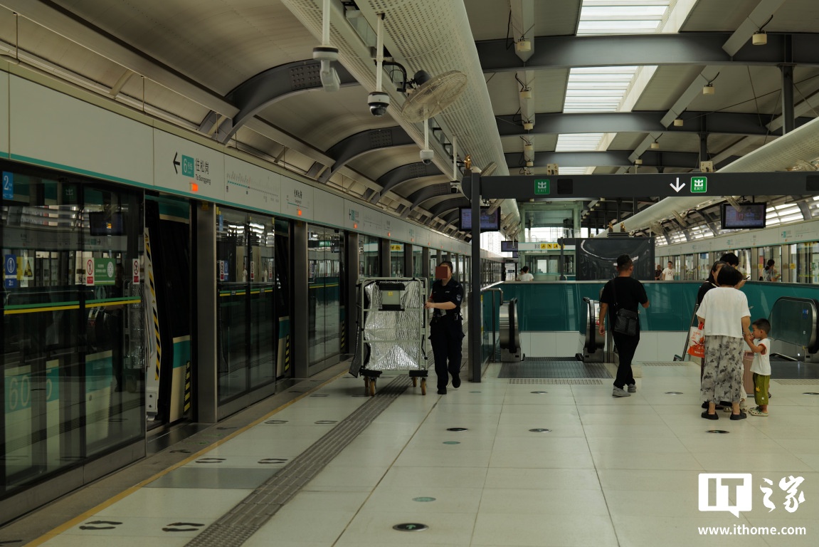 一个深圳地铁站点，有乘客活动、工作人员推车及站内设施布局等内容。