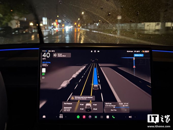 特斯拉 AI 团队圣诞赶工推送 FSD v14.2.2.1,雨天测试表现优异