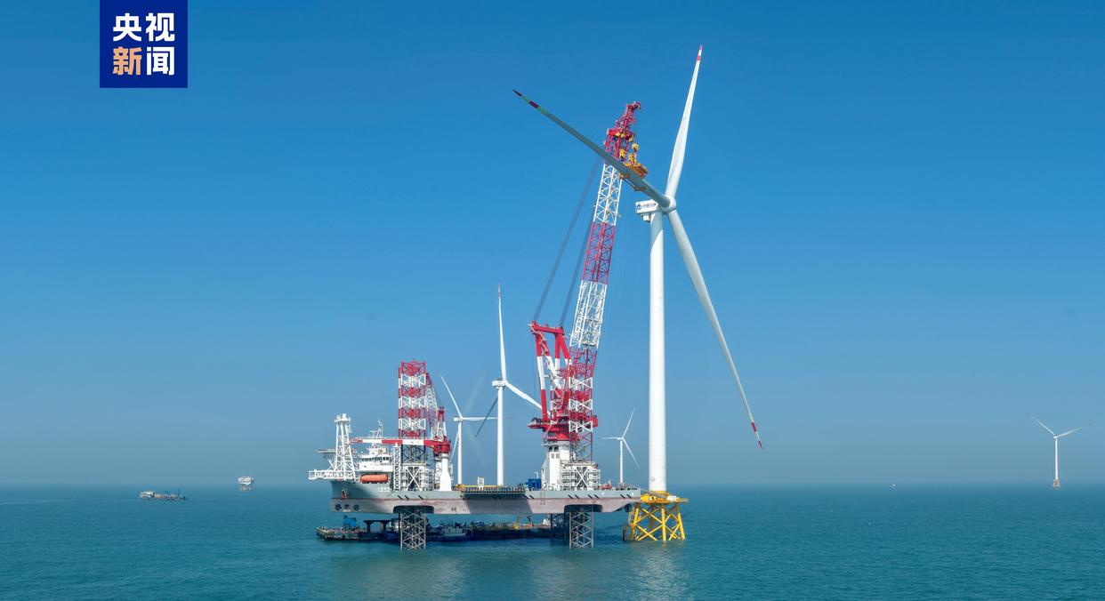 全球首台 20 兆瓦海上风电机组在福建海域成功吊装,单台年发电量超 8000 万千瓦时