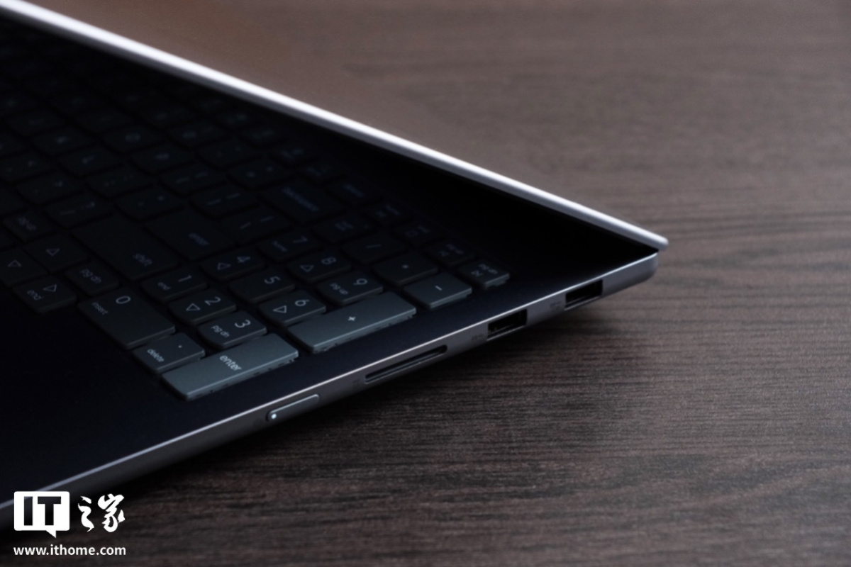 桌子上放着笔记本电脑和手机AI 生成的内容可能不正确。