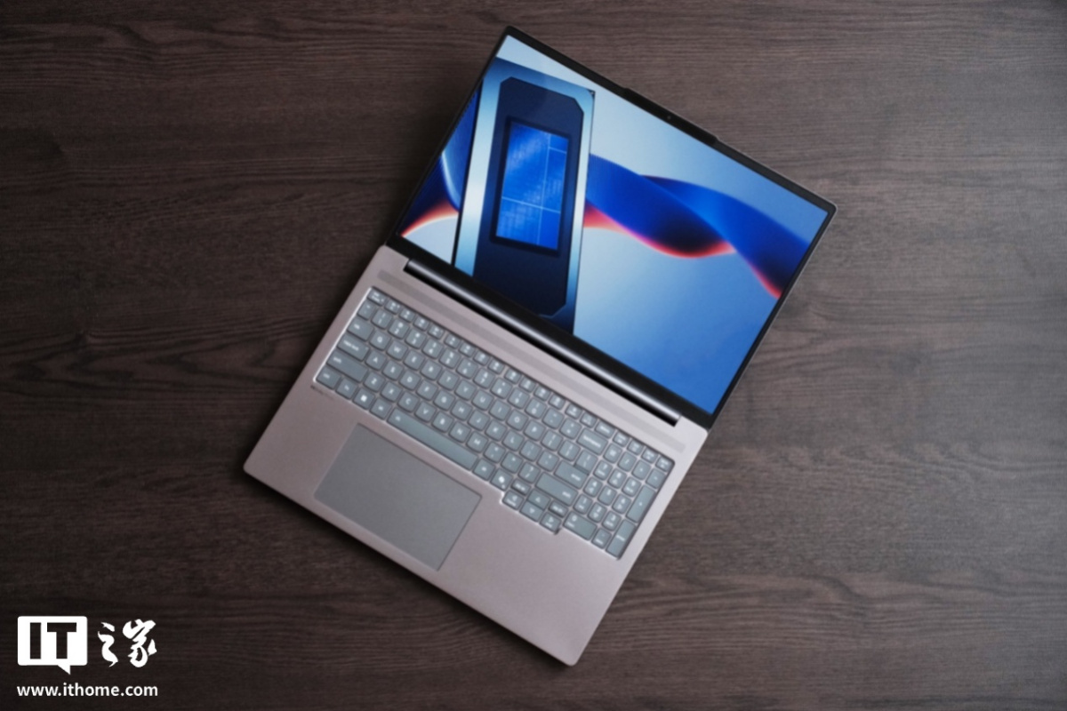 桌子上的电脑和手机AI 生成的内容可能不正确。