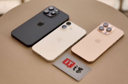 摩根大通:苹果 iPhone 17 系列全球卖爆,AI 增强版 Siri 助推销量攀新高峰 黑色、白色、金色三款iPhone 16手机背面放置在圆形桌面,下方有标识牌