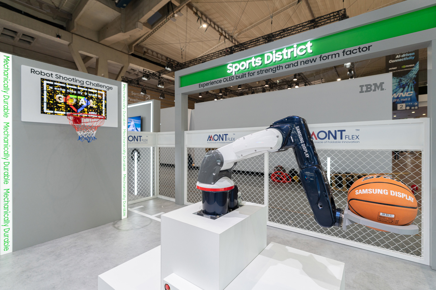 三星显示 MWC 进行高尔夫推杆、篮球投篮测试,展示可折叠 OLED 耐用性