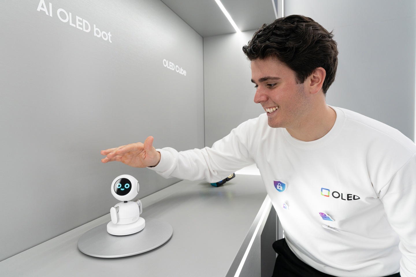 三星显示 MWC 进行高尔夫推杆、篮球投篮测试,展示可折叠 OLED 耐用性