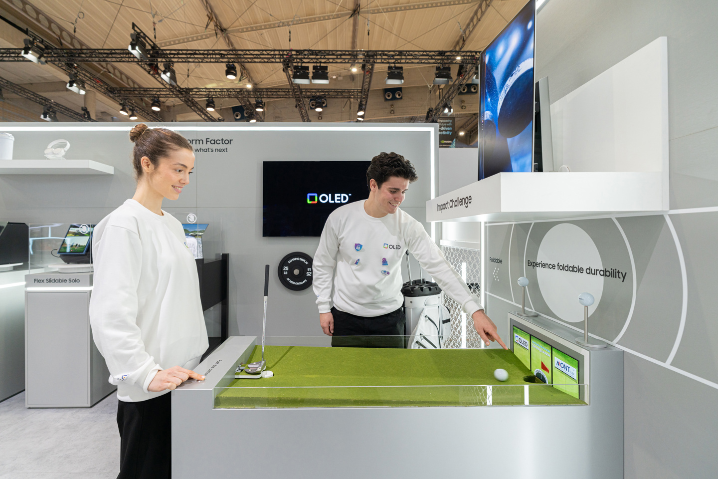 三星显示 MWC 进行高尔夫推杆、篮球投篮测试,展示可折叠 OLED 耐用性