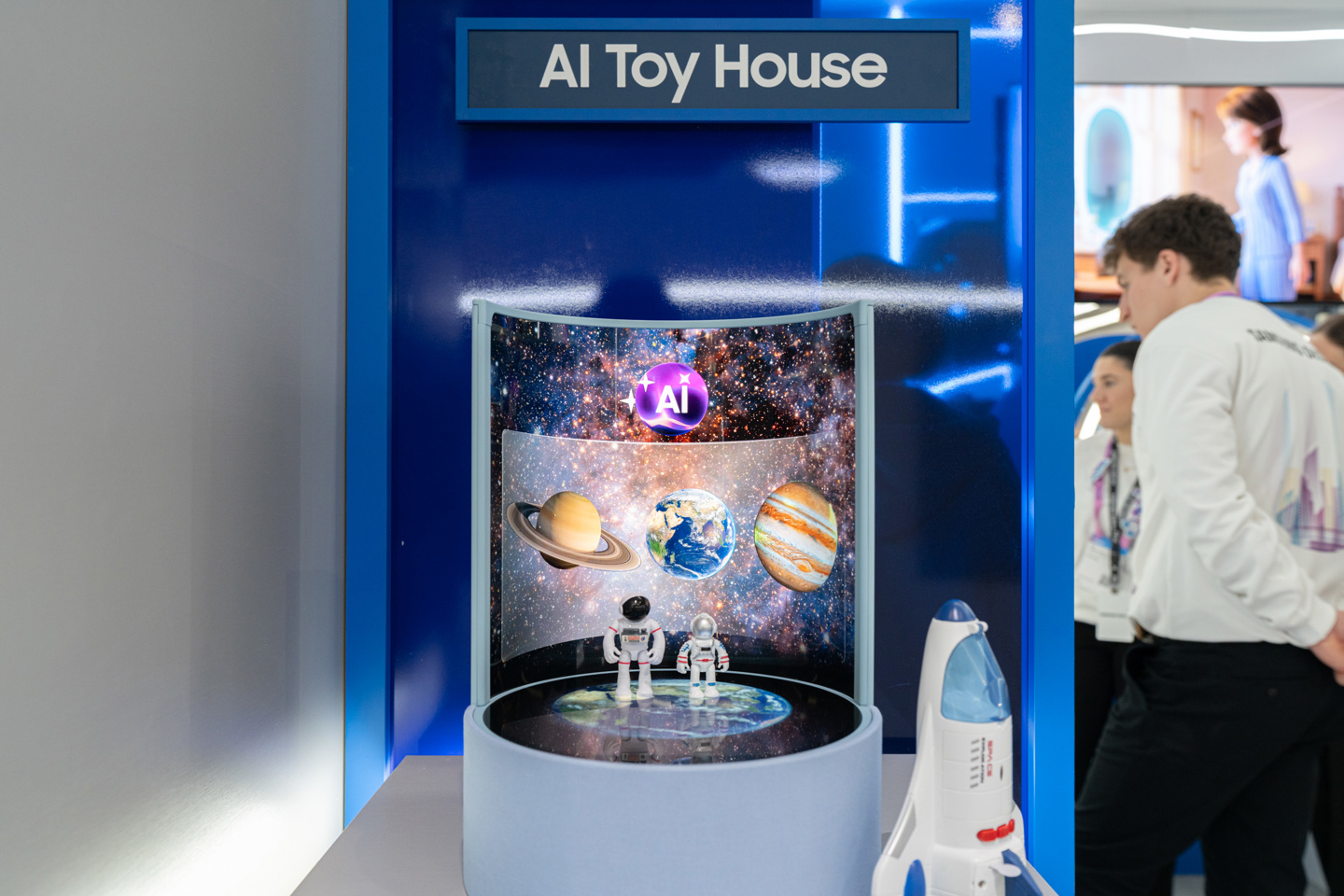 三星显示 MWC 进行高尔夫推杆、篮球投篮测试,展示可折叠 OLED 耐用性