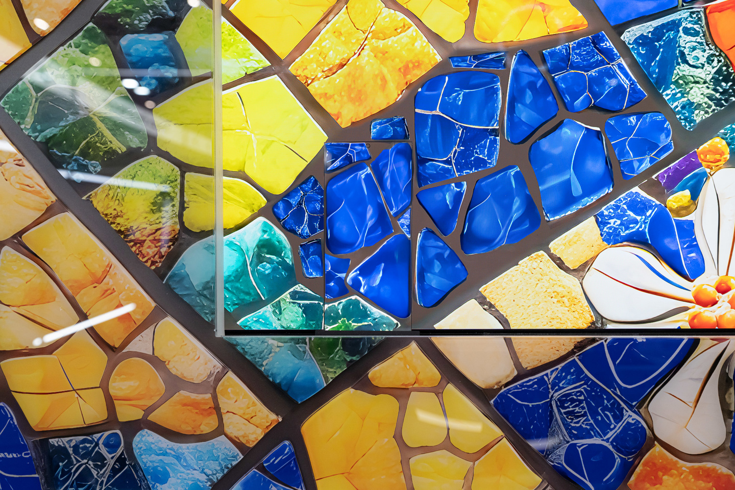 三星显示 MWC 进行高尔夫推杆、篮球投篮测试,展示可折叠 OLED 耐用性