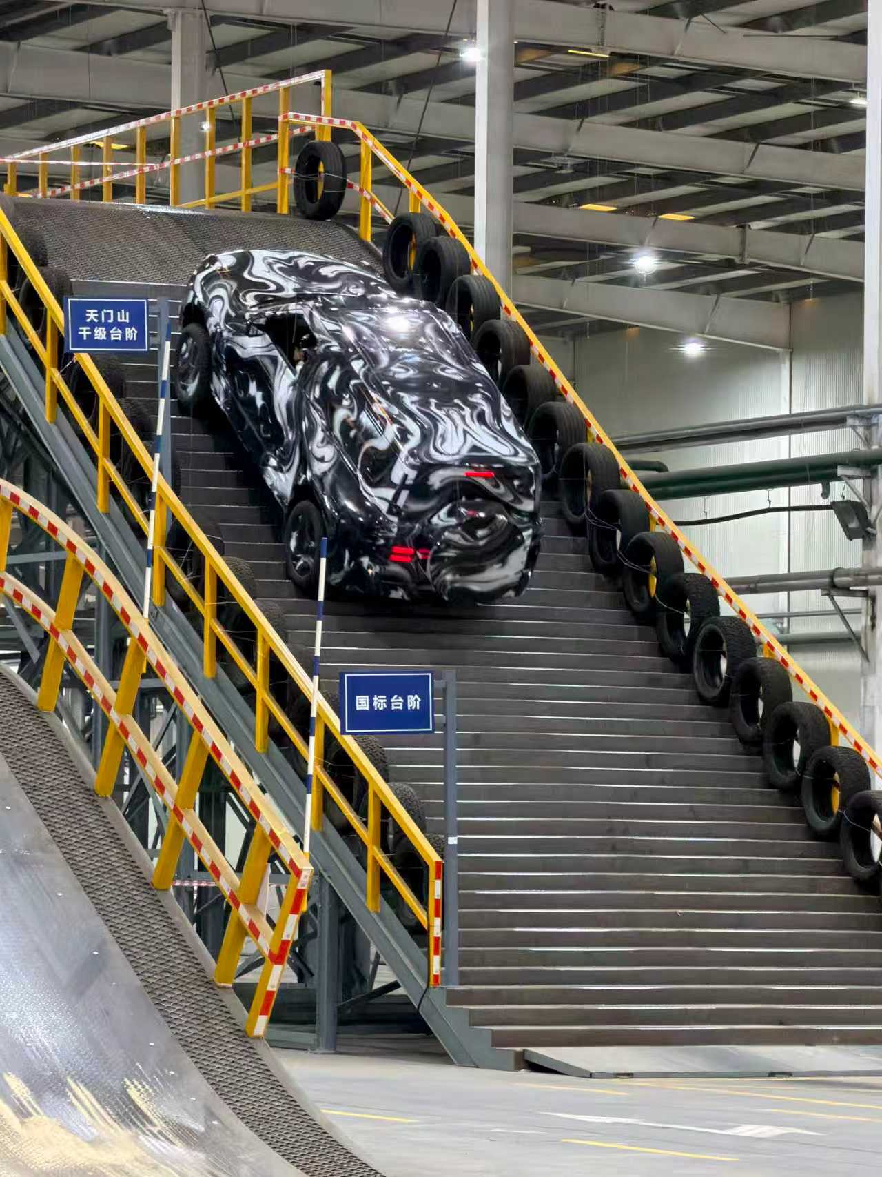 比亚迪把天门山天梯搬进了厂房:2026 款仰望 U8 完成超千次极限爬坡测试,3 月 5 日正式发布