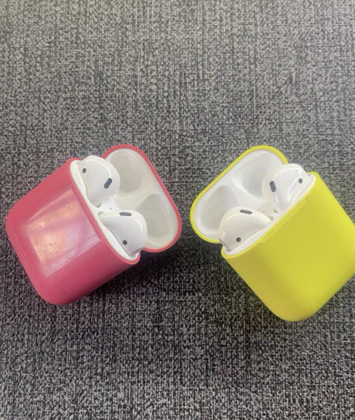 彩壳版苹果初代 AirPods 耳机曝光:风格酷似 iPhone 5C