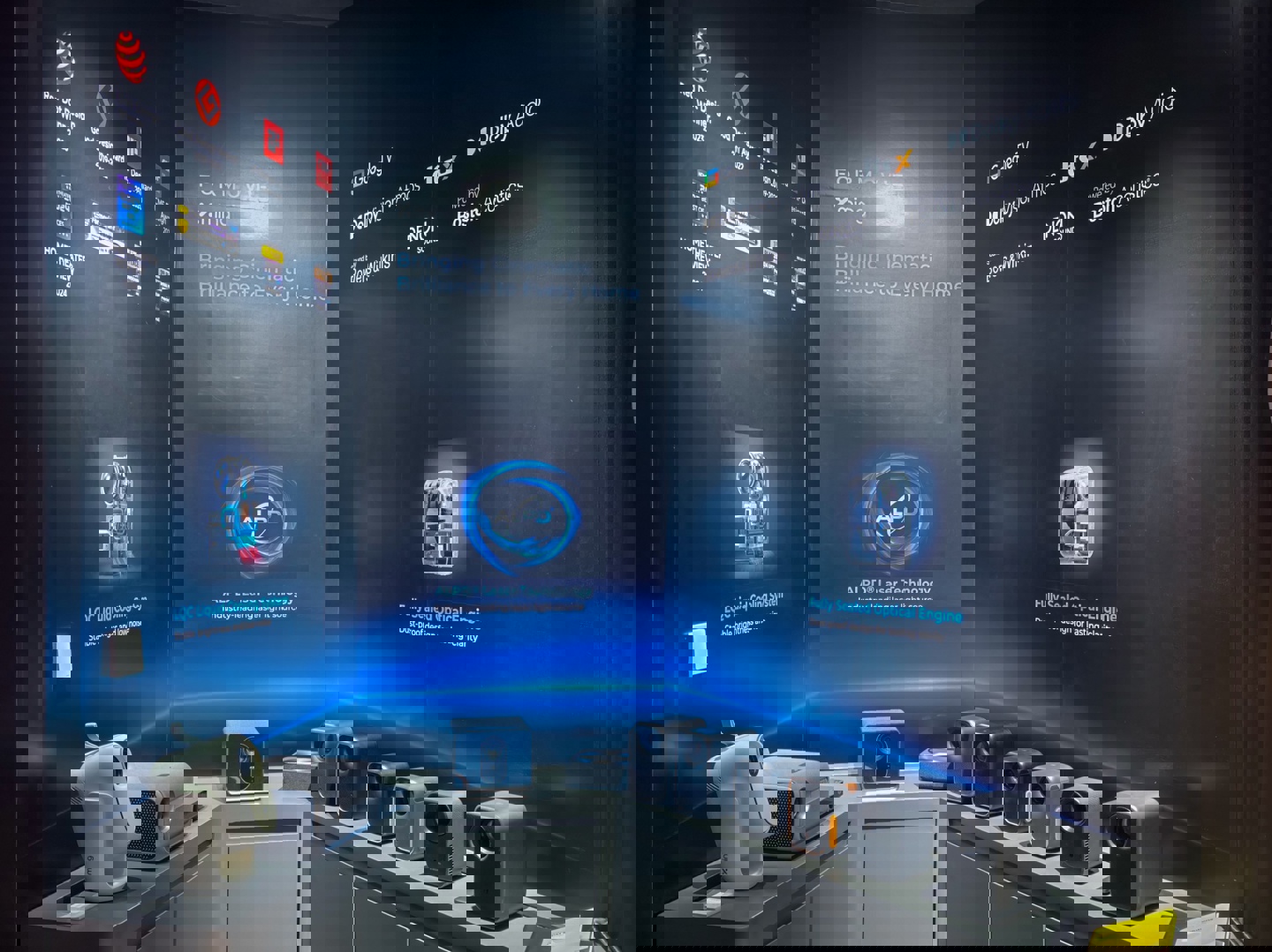 峰米小明 CES 2026 展示液冷投影仪,2000 ISO 流明亮度兼具低噪声